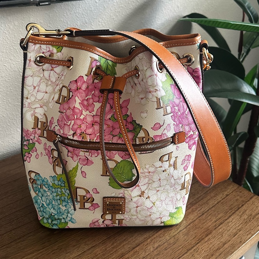 Dooney & Bourke Floral Bucket Bag - Like New! See Video! - Picture 4 of 11